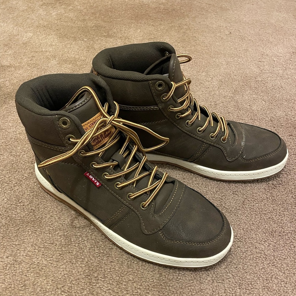 Men’s brand new Levi’s high sneakers